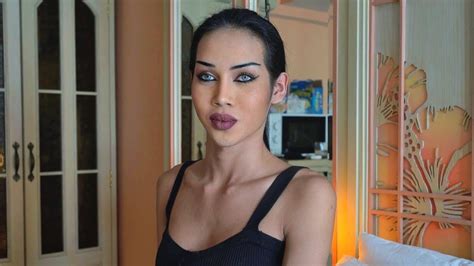 LADYBOY LIZZY @ Tranny Clips